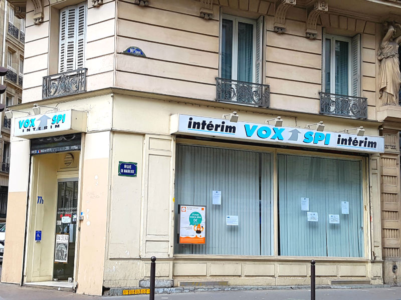 La devanture de l'agence VOX intérim à Paris 10ème.