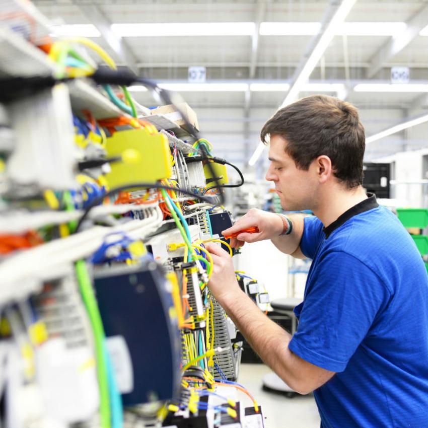 Un électricien en plein action