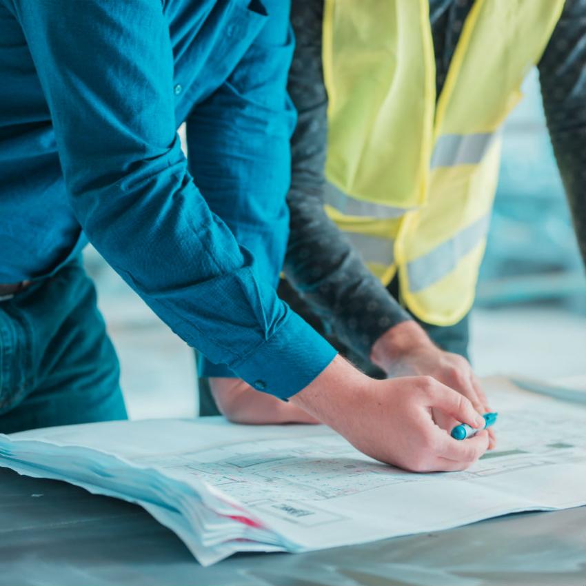 Deux hommes étudient un plan de construction